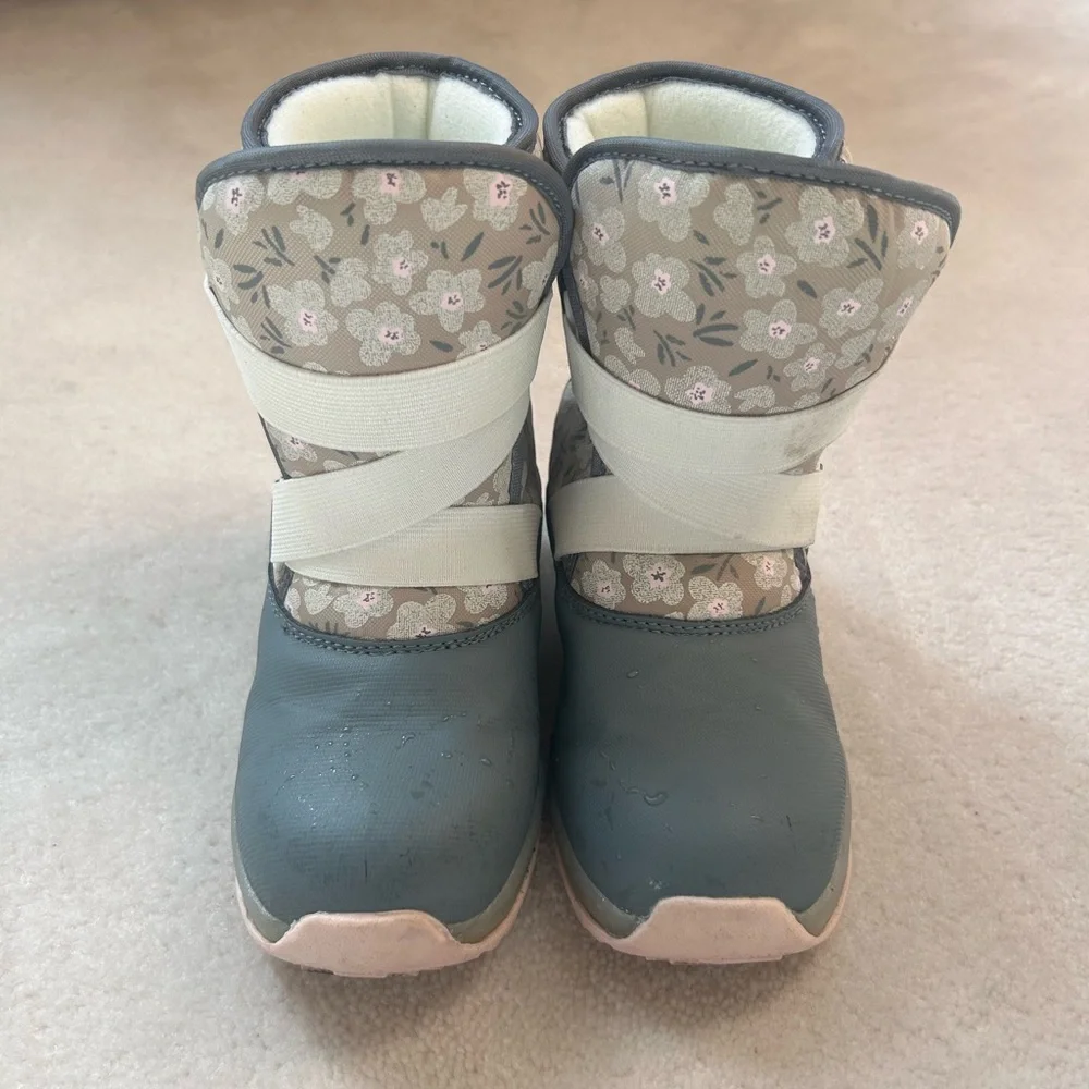 Carter’s Floral Light Up Snow Boots 12